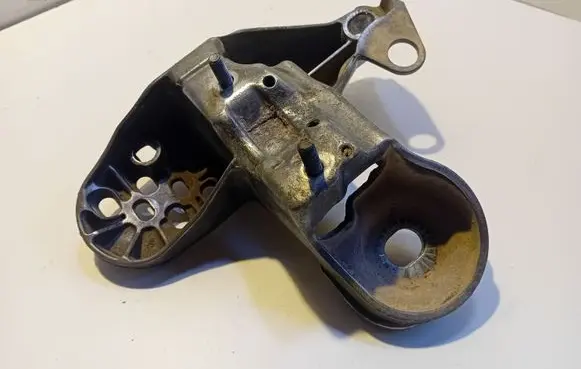 Audi A4 S4 B5 8D Engine mounting bracket 4B0199351
