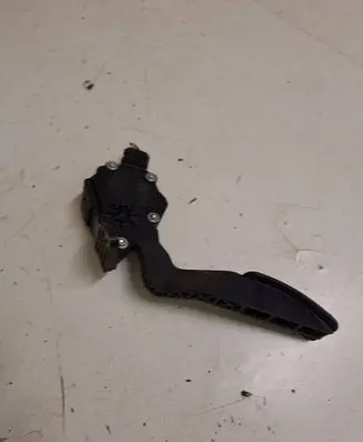 Accelerator throttle pedal