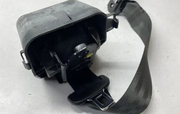 Volkswagen Jetta VII Middle seatbelt (rear) 17A857740 637725900B