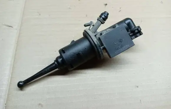 Volkswagen PASSAT B7 Clutch slave cylinder 3C0721388J