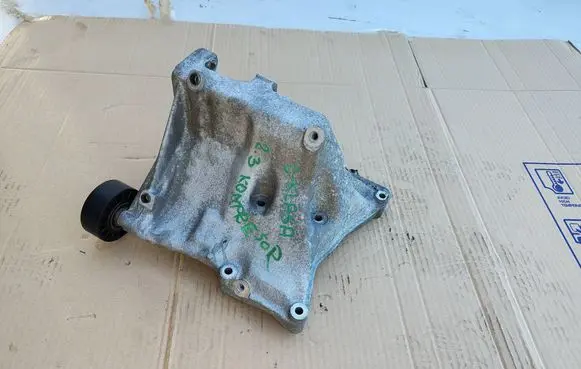 Engine mounting bracket
