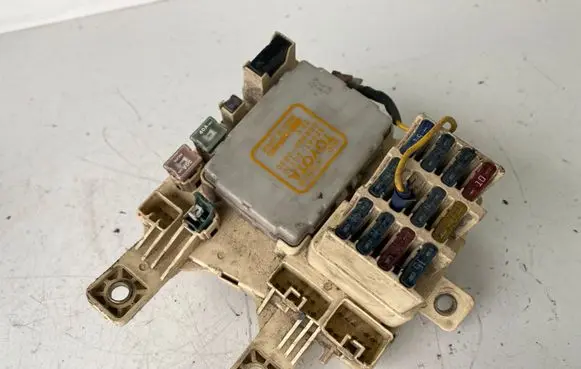 Toyota Camry Fuse module 8264120110