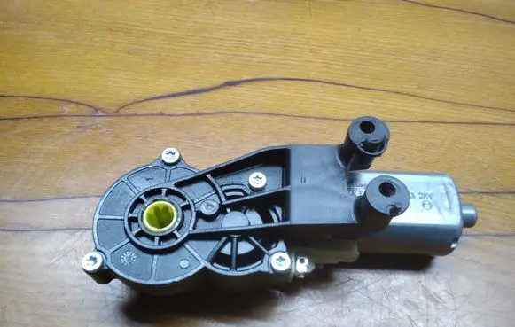 Mercedes-Benz E W212 Seat adjustment motor 0390203326 CRHP10725502