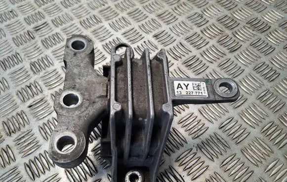 Opel Insignia A Engine mount bracket 13227771