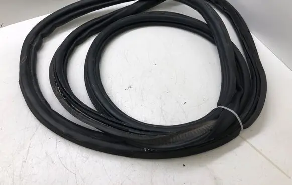 Trunk rubber seal (body)