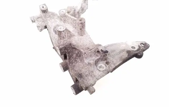 Engine mounting bracket