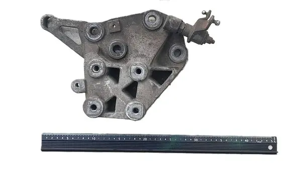 Engine mounting bracket