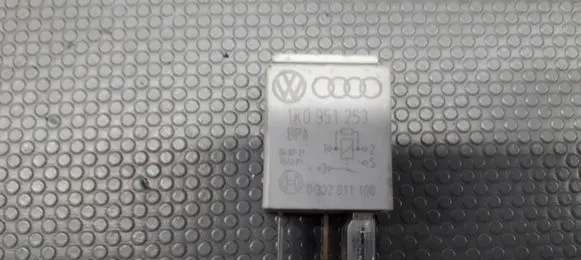 Volkswagen Golf V Fuel pump relay 1K0951253A