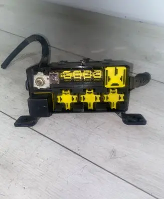 KIA Sorento Relay mounting block 