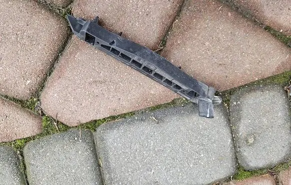Opel Corsa E Front bumper mounting bracket 39014302