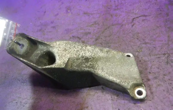Volkswagen PASSAT B5.5 Engine mounting bracket 8D0199307P