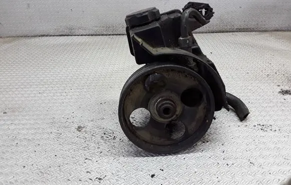Peugeot 206 Power steering pump 9638364580