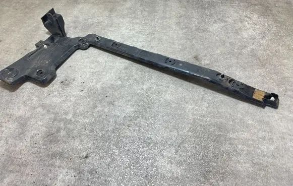 Rear bumper mounting bracket