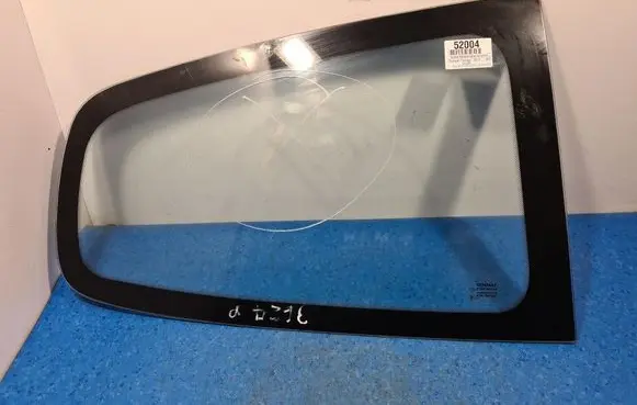 Renault Twingo II Front door window glass four-door