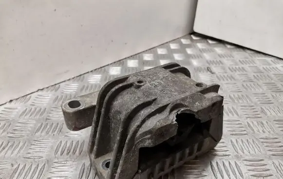 Volkswagen PASSAT B6 Engine mount bracket 1K0199262