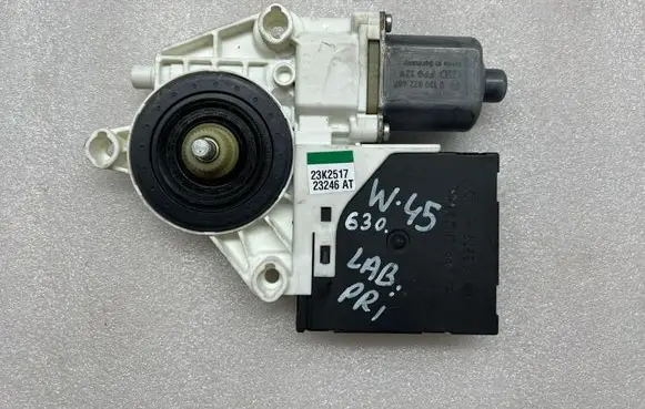 Volkswagen Tiguan Front door window regulator motor