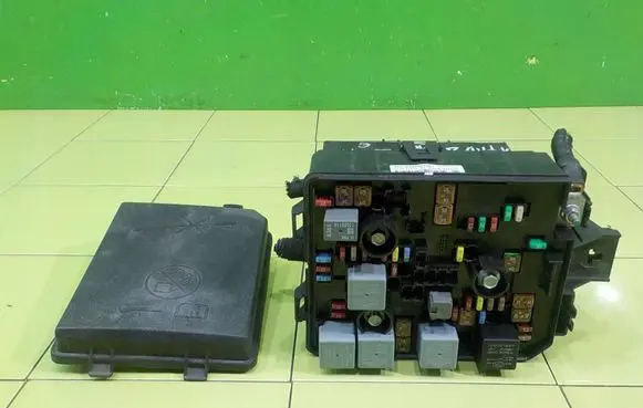Opel Corsa E Fuse box set 13430533AA BEZPIECZNIKOW