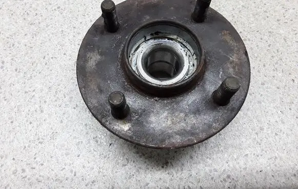Nissan Almera N16 Rear wheel hub