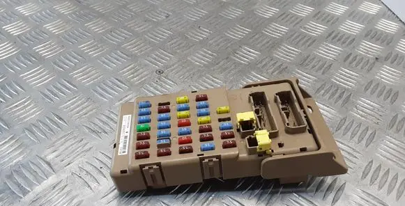 Subaru B9 Tribeca Fuse module 82201XA03A