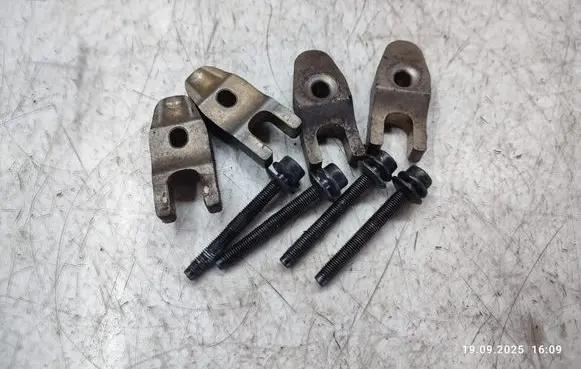 Volvo S90, V90 Fuel Injector clamp holder 