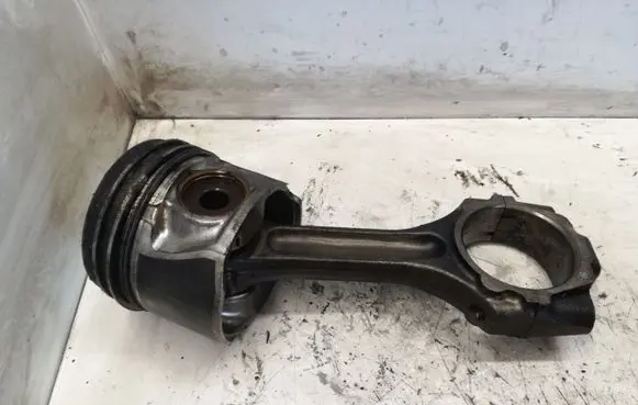 Hyundai Tucson JM Piston with connecting rod