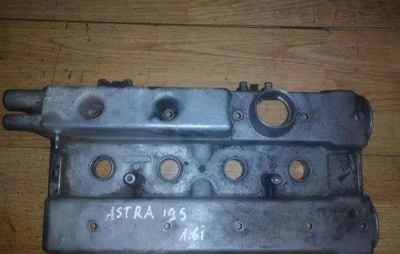 Opel Astra F Rocker cam cover 90470439