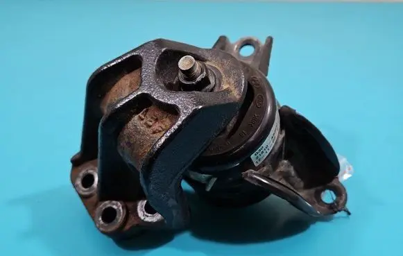 Engine mounting bracket