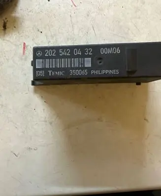 Mercedes-Benz C W202 Light module LCM 2025420432 350065 00M06