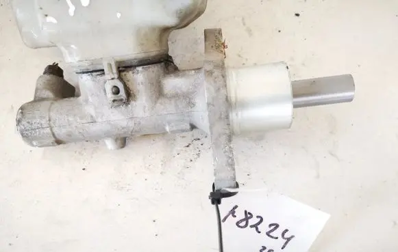 Volkswagen Golf V Master brake cylinder