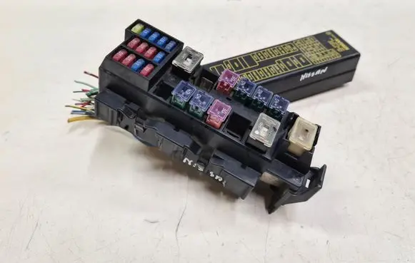 Nissan X-Trail T30 Fuse module 24381AU000 72545078 71545078