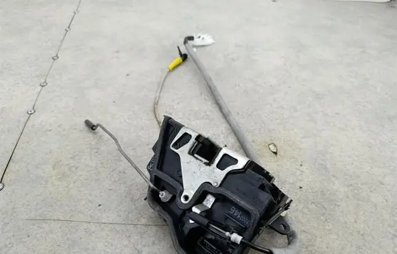 BMW 1 E81 E87 Front door lock 7202146