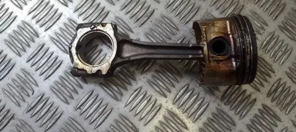 KIA Rio Piston with connecting rod A3E