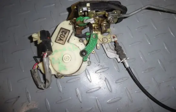 KIA Sorento Front door lock