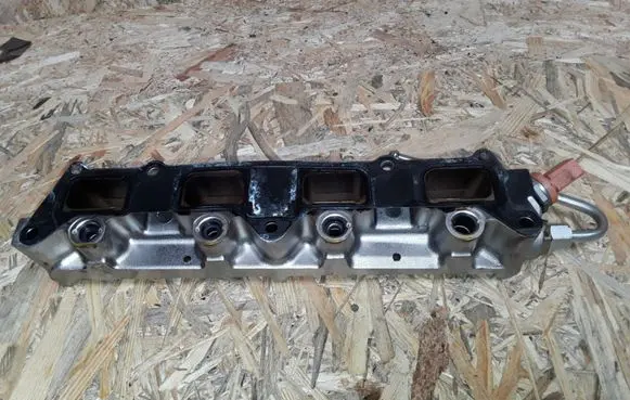 Seat Ibiza IV (6J,6P) Fuel distributor 06J906051D