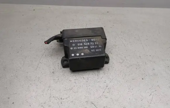 Mercedes-Benz C W202 Glow plug pre-heat relay 0185457232 899056000