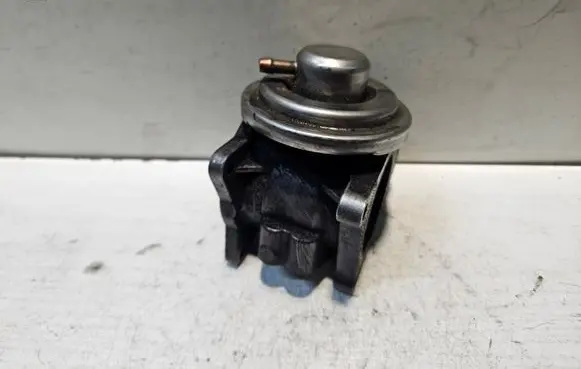 Volkswagen Touran I EGR valve 038129637D