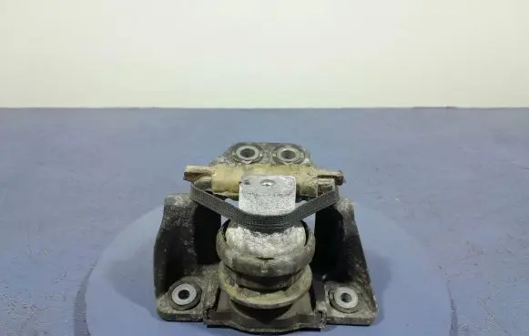 Engine mount vacuum valve
