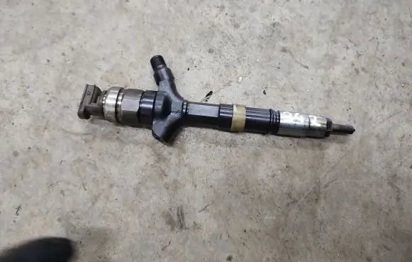 Toyota Avensis T250 Fuel injector 236700G010