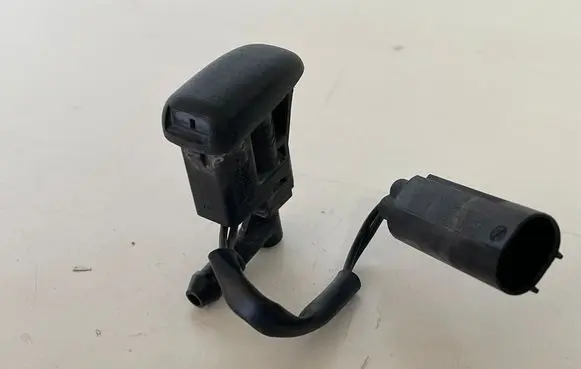 BMW 1 E81 E87 Windshield washer spray nozzle 7110851