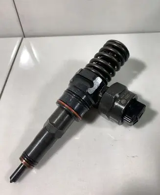 Volkswagen Golf IV Fuel injector 038130073F