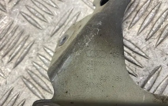 Audi Q7 4L Fender mounting bracket 4L0821135