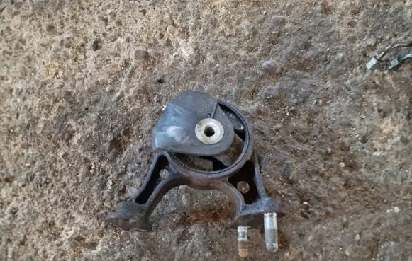 Toyota RAV 4 (XA30) Engine mount bracket