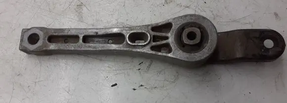 Volkswagen PASSAT B7 Engine mount bracket