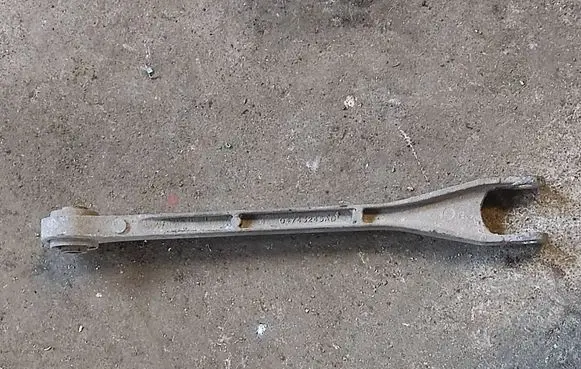 Chrysler 300 - 300C Rear upper control arm/wishbone 04743245AB