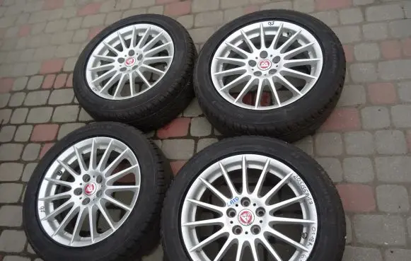 Jaguar XE R17 alloy rim 