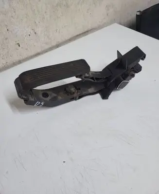 Mercedes-Benz C W203 Accelerator throttle pedal A2033000104
