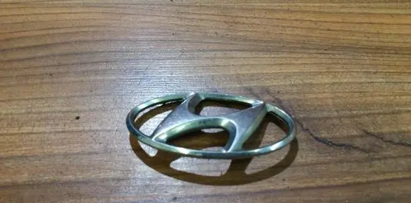 Manufacturer badge logo/emblem
