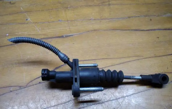 Clutch slave cylinder