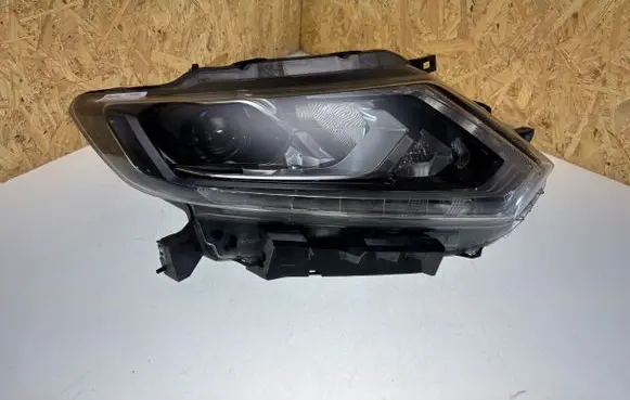 Nissan X-Trail T32 Headlight/headlamp 3636489