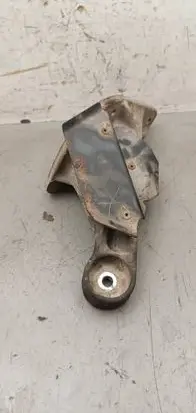 Engine mounting bracket